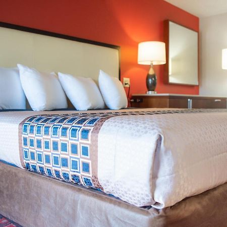 Spencer Inn & Suites Екстер'єр фото